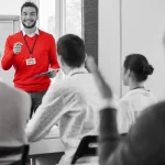 Theorieunterricht bei der Fahrschule Dovermann in Aachen. Dozent mit rotem Pullover