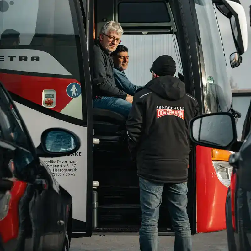 Zwei Fahrlehrer beraten sich im Bus der Fahrschule Dovermann in Aachen